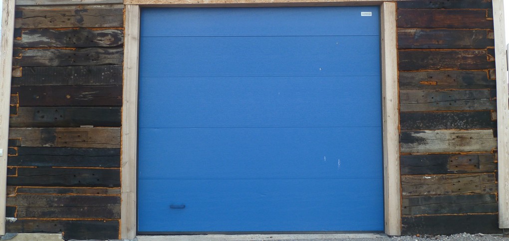 Секционные ворота синего цвета